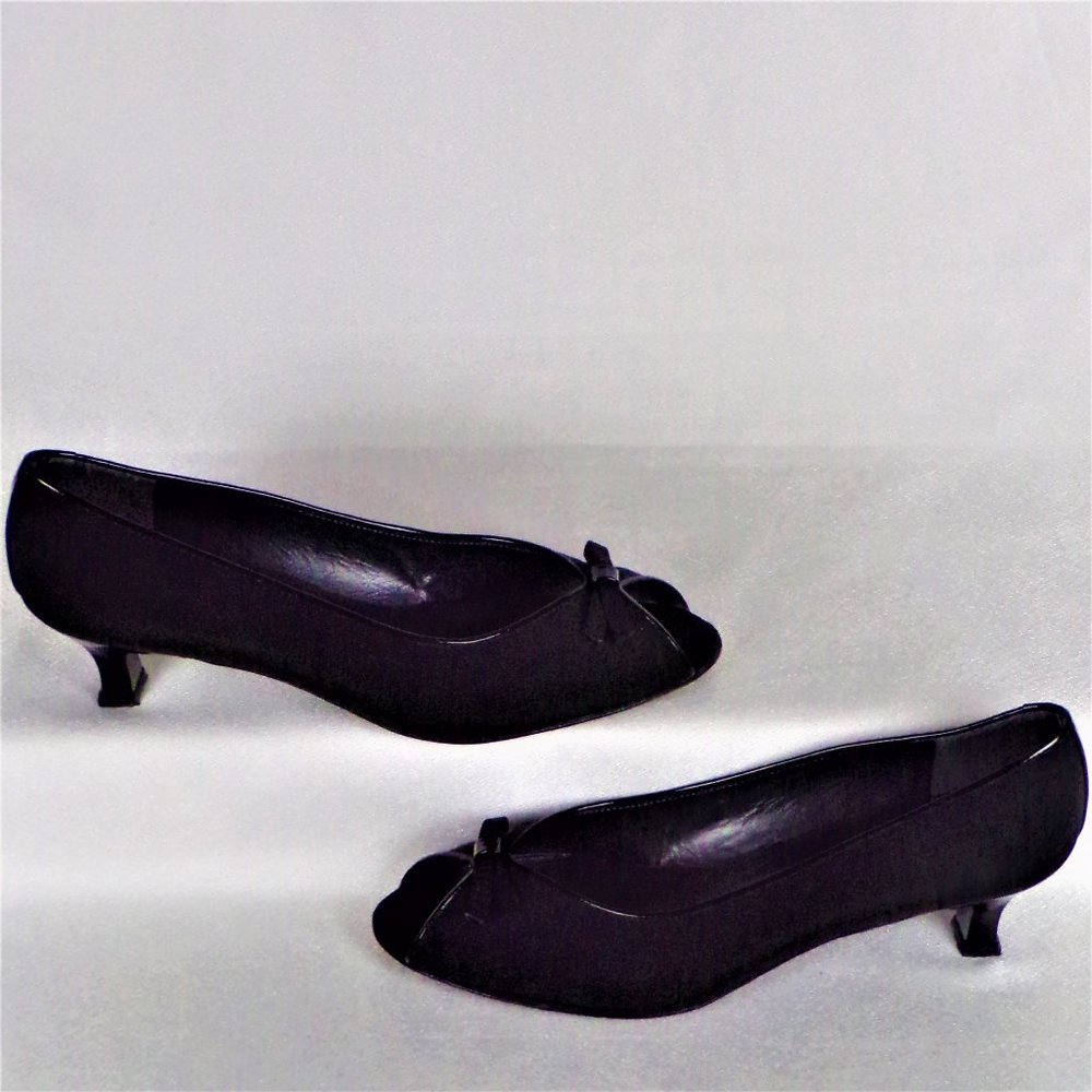 Stuart Weitzman Size 8m Black Low-Heel Open-Toe P… - image 1
